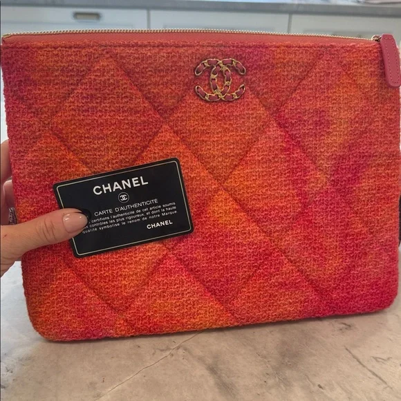 Authentic NEW CHANEL 19 Large Quilted Tweed O-Case in Coral/Pink - Picture 6 of 8